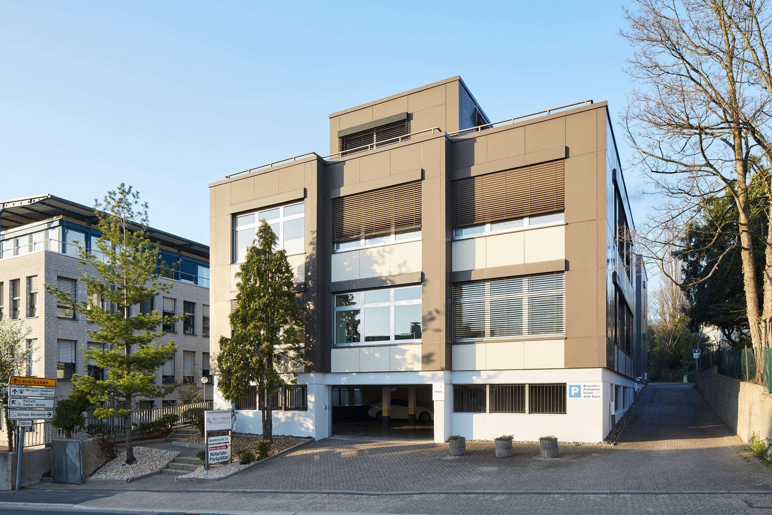 Gebäude der Notare Barry & Flockenhaus in Bergisch Gladbach