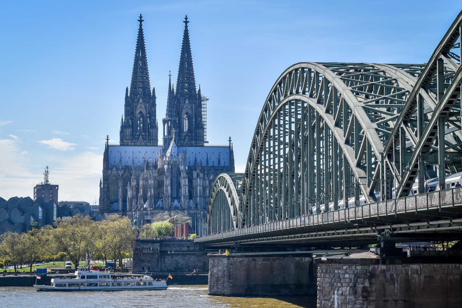 Bildbeitrag zum Magazinartikel: Kann ich beim Notar einen Kirchenaustritt erklären oder muss ich dafür zum Amtsgericht?